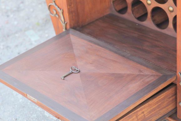 Старинный дубовый бар после полной реставрации