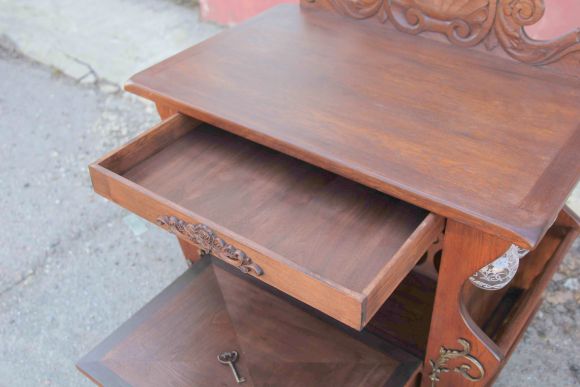 Старинный дубовый бар после полной реставрации