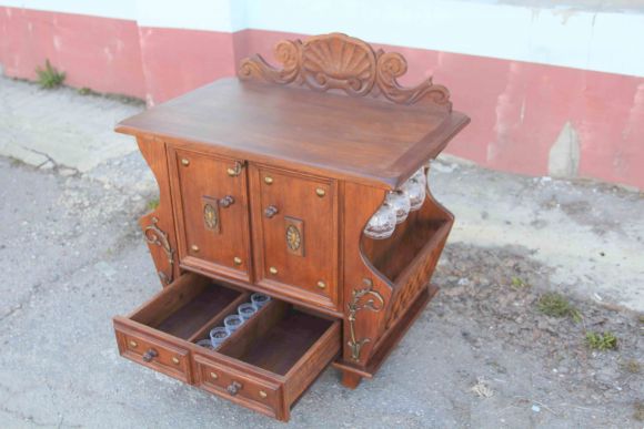 Старинный дубовый бар после полной реставрации