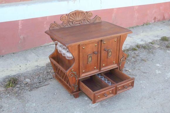 Старинный дубовый бар после полной реставрации