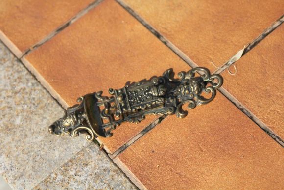 Настенная спицецница из бронзы в патине