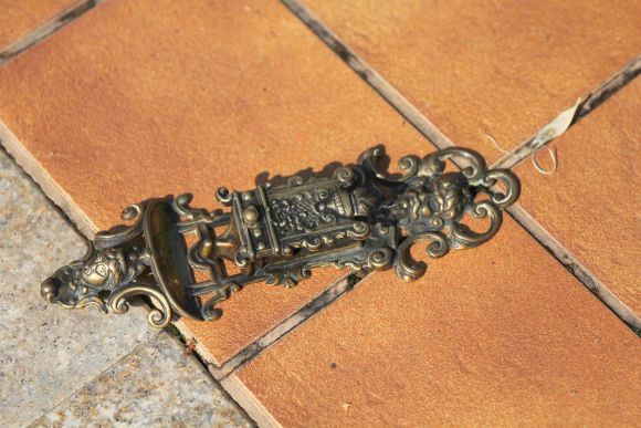 Настенная спицецница из бронзы в патине