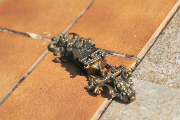 Настенная спицецница из бронзы в патине