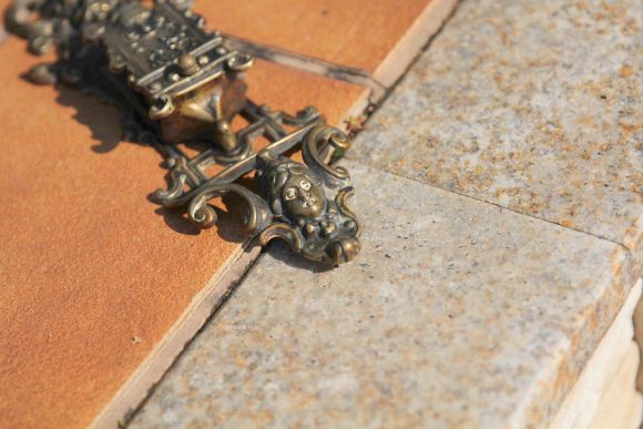 Настенная спицецница из бронзы в патине