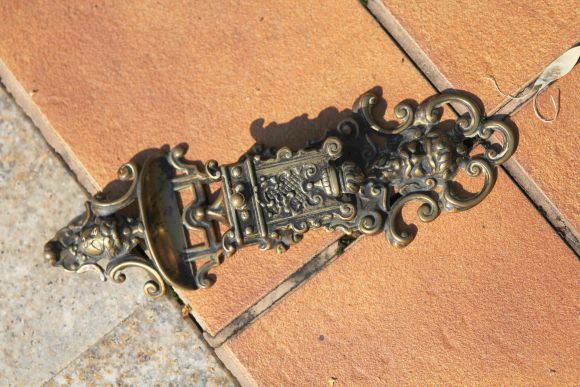 Настенная спицецница из бронзы в патине