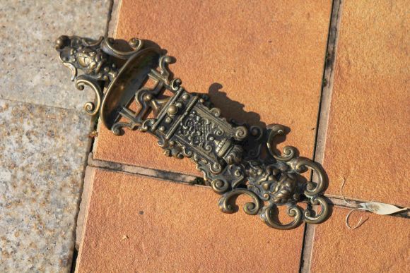 Настенная спицецница из бронзы в патине