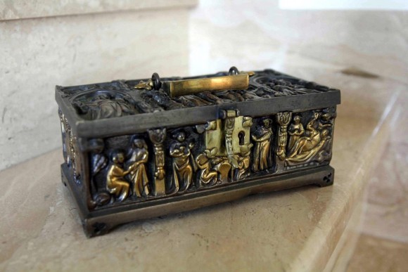 Замечательная антикварная латунная шкатулка в готическом стиле