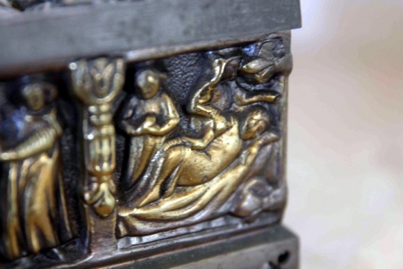 Замечательная антикварная латунная шкатулка в готическом стиле