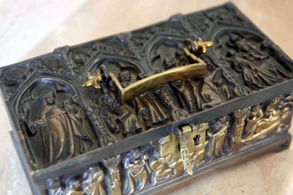 Замечательная антикварная латунная шкатулка в готическом стиле