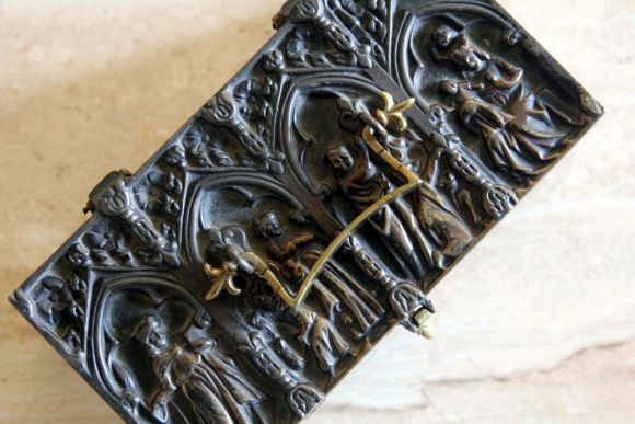 Замечательная антикварная латунная шкатулка в готическом стиле
