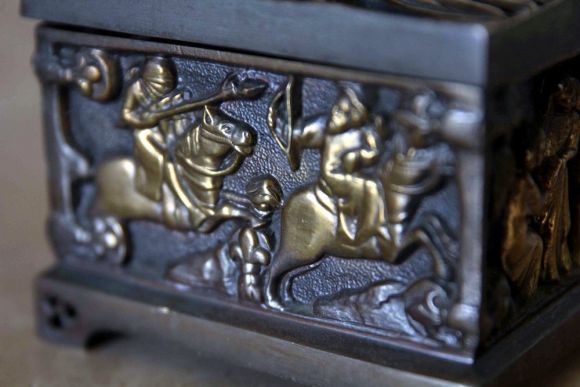 Замечательная антикварная латунная шкатулка в готическом стиле