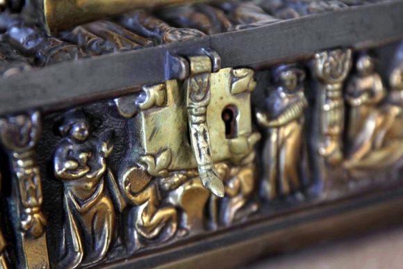 Замечательная антикварная латунная шкатулка в готическом стиле