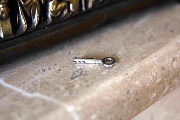 Замечательная антикварная латунная шкатулка в готическом стиле