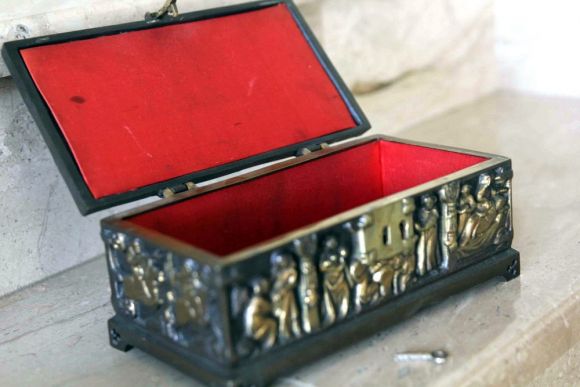 Замечательная антикварная латунная шкатулка в готическом стиле