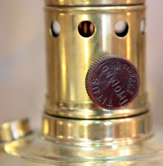 Интересная антикварная керосиновая лампа. Франция