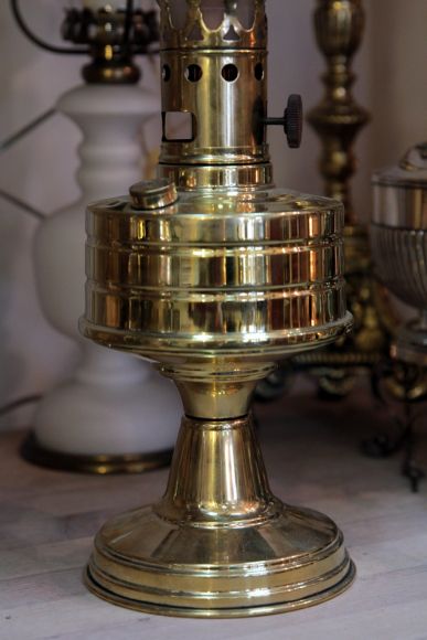 Интересная антикварная керосиновая лампа. Франция