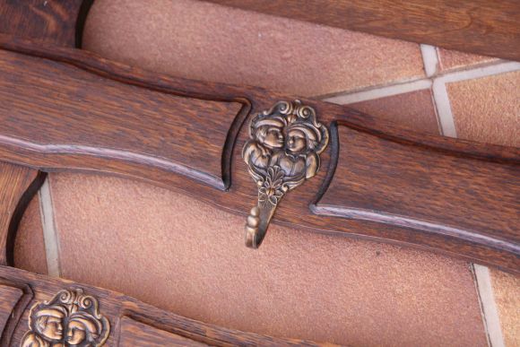 Интересная настенная вешалка из дуба с бронзовыми крючками