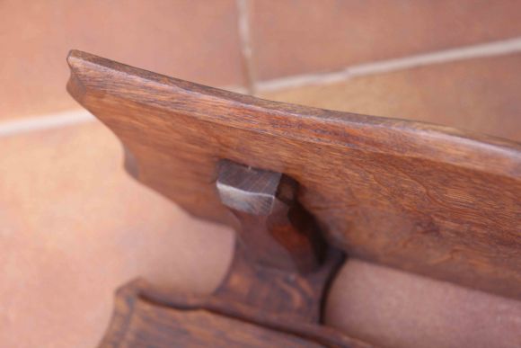 Интересная настенная вешалка из дуба с бронзовыми крючками