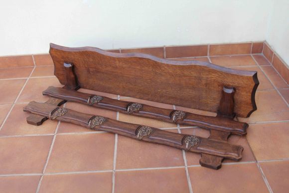 Интересная настенная вешалка из дуба с бронзовыми крючками