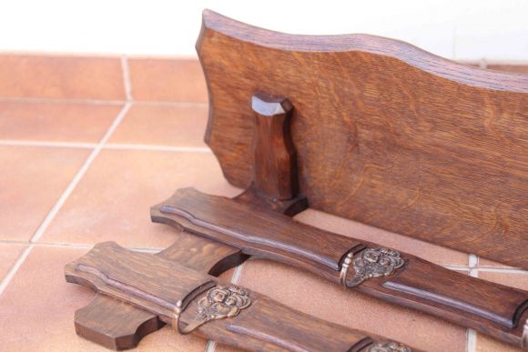 Интересная настенная вешалка из дуба с бронзовыми крючками