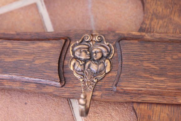 Интересная настенная вешалка из дуба с бронзовыми крючками