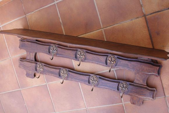 Интересная настенная вешалка из дуба с бронзовыми крючками