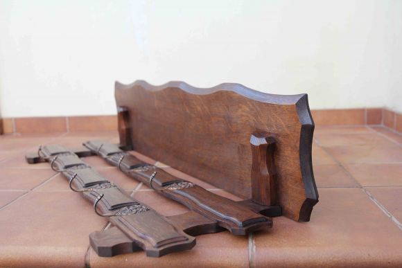 Интересная настенная вешалка из дуба с бронзовыми крючками