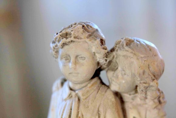 Старинная гипсовая статуэтка ДЕТИ. 