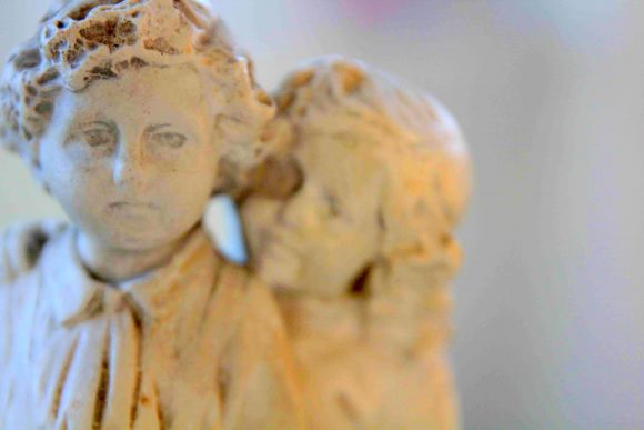 Старинная гипсовая статуэтка ДЕТИ. 