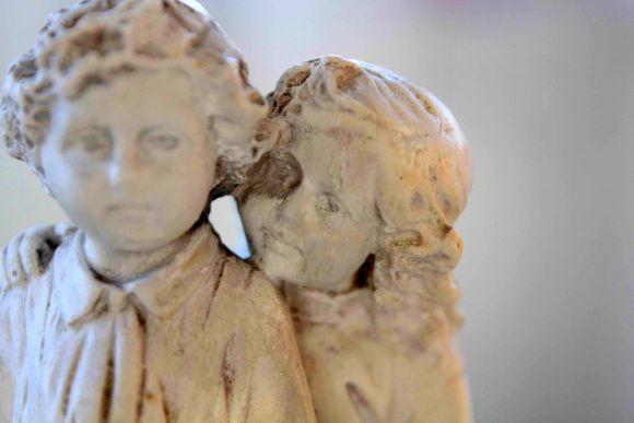 Старинная гипсовая статуэтка ДЕТИ. 