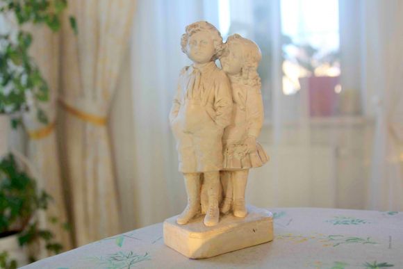 Старинная гипсовая статуэтка ДЕТИ. 