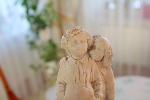 Старинная гипсовая статуэтка ДЕТИ. 