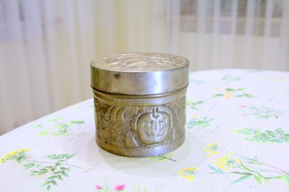 Круглая латунная шкатулочка