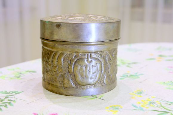 Круглая латунная шкатулочка