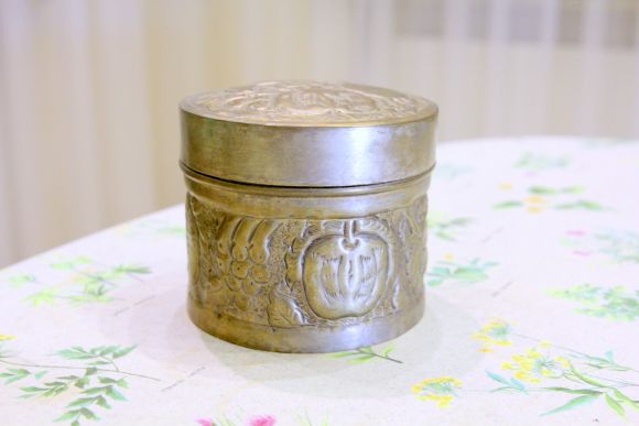 Круглая латунная шкатулочка