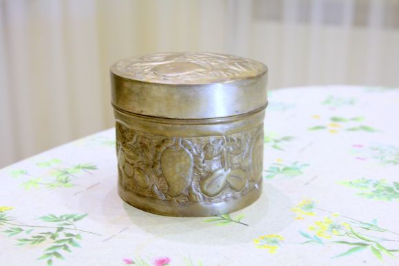 Круглая латунная шкатулочка