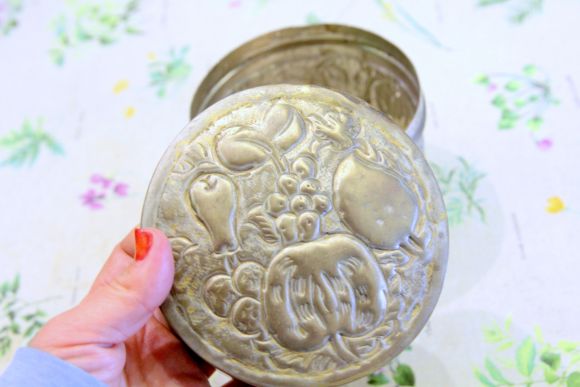 Круглая латунная шкатулочка