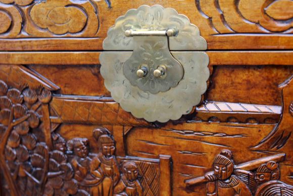 Резной сундук ручной работы в азиатском стиле