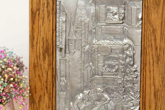 Интересное антикварное панно из олова в дубовой раме. Европа начало 20в.