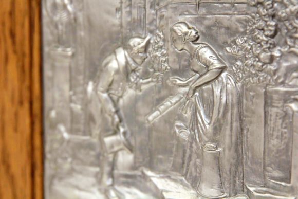 Интересное антикварное панно из олова в дубовой раме. Европа начало 20в.