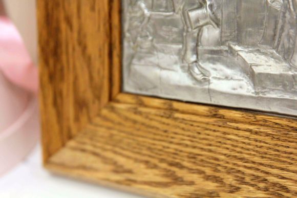 Интересное антикварное панно из олова в дубовой раме. Европа начало 20в.