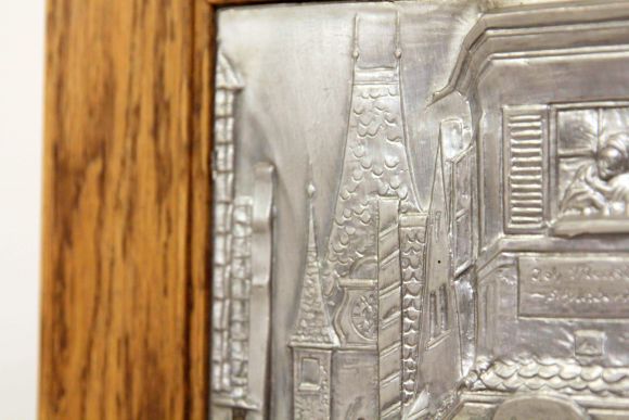 Интересное антикварное панно из олова в дубовой раме. Европа начало 20в.