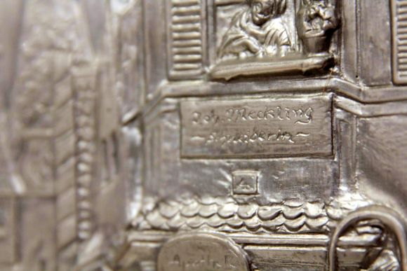 Интересное антикварное панно из олова в дубовой раме. Европа начало 20в.