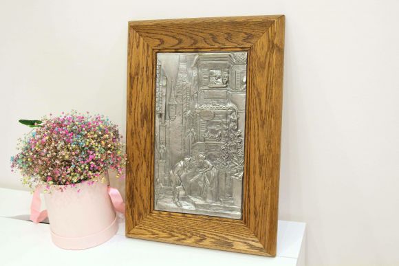 Интересное антикварное панно из олова в дубовой раме. Европа начало 20в.
