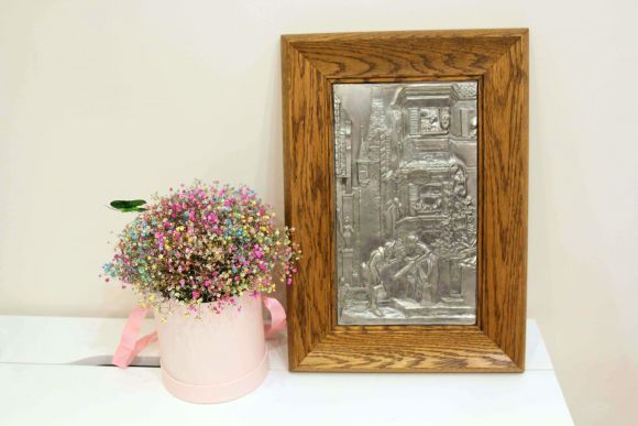 Интересное антикварное панно из олова в дубовой раме. Европа начало 20в.