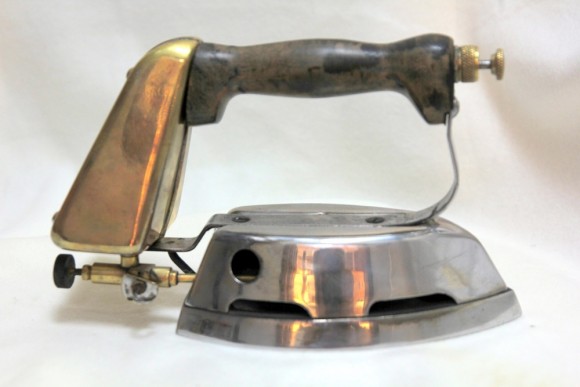 Старинный спиртовой утюг. Состояние отличное