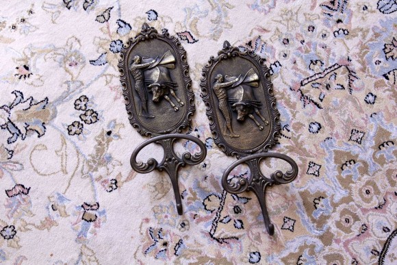 Изящные винтажные крючки с изображением корриды