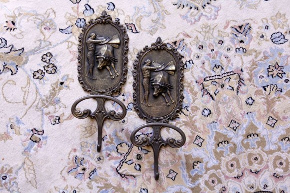 Изящные винтажные крючки с изображением корриды