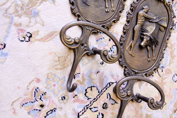 Изящные винтажные крючки с изображением корриды