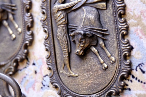 Изящные винтажные крючки с изображением корриды